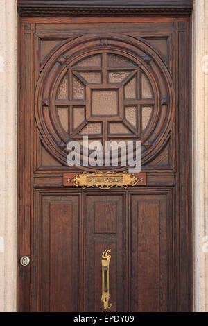 Porte avant de la maison d'automne (l'une des Quatre Saisons) dans le style Art Nouveau à Zurenborg à Anvers, Belgique Banque D'Images