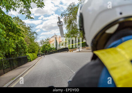 Motocycliste passant le Regents Park London Mosque Banque D'Images