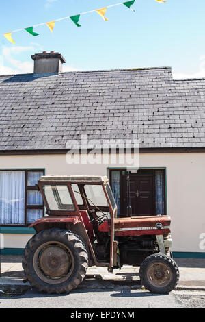 Tracteur,sur,High Street,zone rurale,.du violon et de l'Irish music fans du monde entier viennent à jouer dans un petit village,de,Feakle,East Clare, Irlande, Banque D'Images