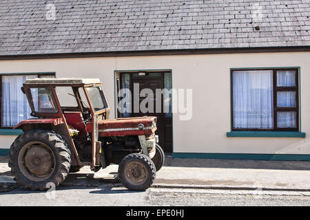 Tracteur,sur,High Street,zone rurale,.du violon et de l'Irish music fans du monde entier viennent à jouer dans un petit village,de,Feakle,East Clare, Irlande, Banque D'Images