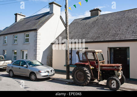 High Street, dans cette zone rurale.du violon et de la musique irlandaise fans du monde entier viennent à jouer dans un petit village dans le pays Banque D'Images