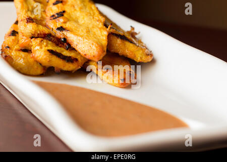 Brochettes satay de poulet thaï avec sauce aux arachides épicée pour tremper Banque D'Images