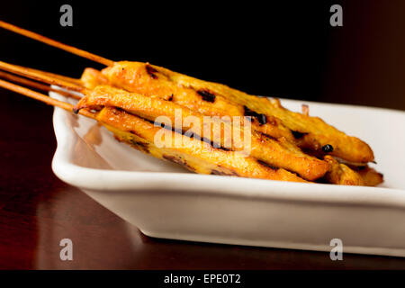 Brochettes satay de poulet thaï avec sauce aux arachides épicée pour tremper Banque D'Images