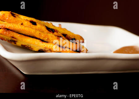 Brochettes satay de poulet thaï avec sauce aux arachides épicée pour tremper Banque D'Images