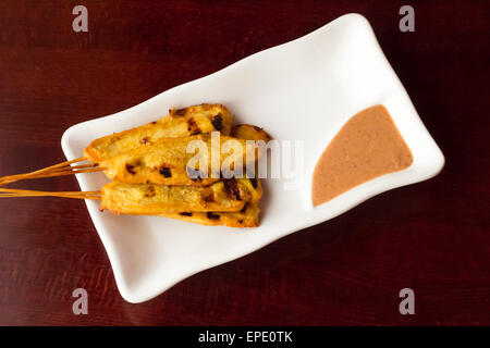 Brochettes satay de poulet thaï avec sauce aux arachides épicée pour tremper Banque D'Images