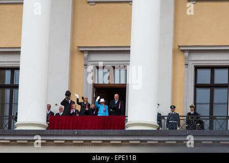 Oslo, Norvège, le 17 mai 2015. La famille royale norvégienne accueillir des groupes d'écoliers pour célébrer le 17 mai Journée nationale de la Constitution. Crédit : Paul Smith/Alamy Live News Banque D'Images