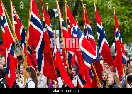 Oslo, Norvège, le 17 mai 2015. La famille royale norvégienne accueillir des groupes d'écoliers pour célébrer le 17 mai Journée nationale de la Constitution. Crédit : Paul Smith/Alamy Live News Banque D'Images