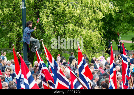 Oslo, Norvège, le 17 mai 2015. La famille royale norvégienne accueillir des groupes d'écoliers pour célébrer le 17 mai Journée nationale de la Constitution. Crédit : Paul Smith/Alamy Live News Banque D'Images