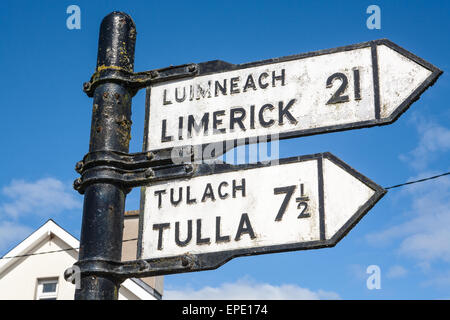 Les indications d'orientation dans High Street, dans cette zone rurale.du violon et de la musique irlandaise fans du monde entier viennent à jouer dans un sm Banque D'Images