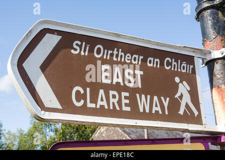 Panneau pour East Clare Chemin sentier sur High Street, dans cette zone rurale.du violon et de la musique irlandaise fans du monde entier viennent à Banque D'Images