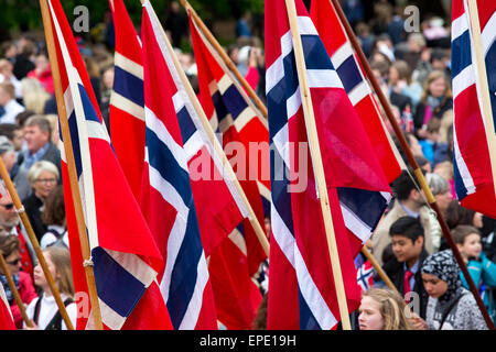 Oslo, Norvège, le 17 mai 2015. La famille royale norvégienne accueillir des groupes d'écoliers pour célébrer le 17 mai Journée nationale de la Constitution. Crédit : Paul Smith/Alamy Live News Banque D'Images