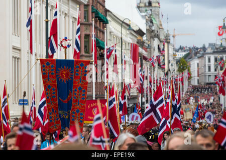 Oslo, Norvège, le 17 mai 2015. La famille royale norvégienne accueillir des groupes d'écoliers pour célébrer le 17 mai Journée nationale de la Constitution. Crédit : Paul Smith/Alamy Live News Banque D'Images