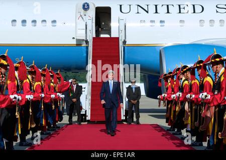 Le secrétaire d'Etat américain John Kerry passe devant une garde d'honneur en costume traditionnel coréen comme il arrive à la base aérienne de Séoul, le 17 mai 2015 à Séoul, en République de Corée. Porter se réunira avec le président coréen Park Geun-hye et le ministre des Affaires étrangères, Yun Byung-se à la suite d'un voyage de deux jours à la Chine. Banque D'Images