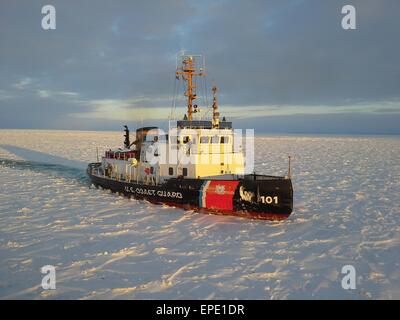 Garde-côte Katmai Bay, un 140 pieds de remorqueur brise-glace, escorte le navire à moteur Calumet à travers le lac Michigan le 2 février 2014 près de Lansing Shoal, au Michigan. Banque D'Images