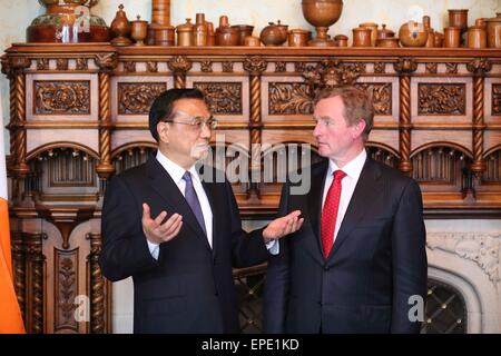 Shannon, Irlande. 17 mai, 2015. Le Premier ministre chinois Li Keqiang (à gauche) et son homologue irlandais Enda Kenny, assister à une conférence de presse conjointe après leurs entretiens à Shannon, Irlande, le 17 mai 2015. © Ding Lin/Xinhua/Alamy Live News Banque D'Images