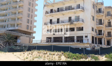 Hôtels et appartements abandonnés sur e plage de Famagouste Chypre Banque D'Images