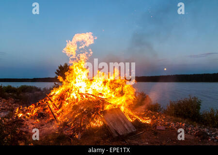 Midsummer bonfire en Finlande. Banque D'Images