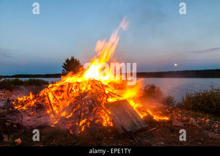 Midsummer bonfire en Finlande. Banque D'Images