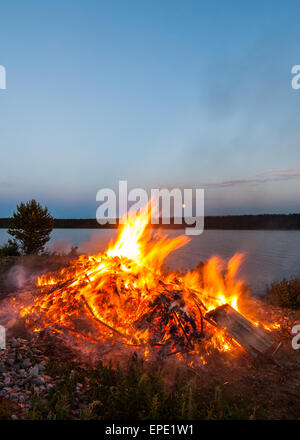 Midsummer bonfire en Finlande. Banque D'Images