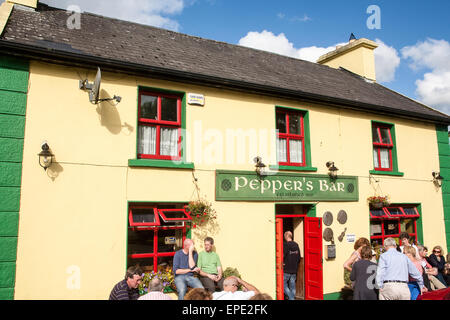 Pepper's Bar à l'extérieur. À Feakle Festival, un tout petit village mais réputé pour son festival de musique traditionnelle qui se déroule chaque année, maintenant Banque D'Images