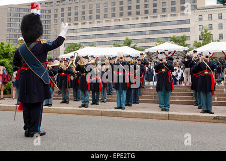 Washington, DC, USA. 17 mai, 2015. Des milliers de guerre civile reenactors mars sur Pennsylvania Avenue pour célébrer le 150e anniversaire de la Grande Parade de la victoire d'examen, qui a marqué la fin de la guerre civile américaine en 1865. Credit : B Christopher/Alamy Live News Banque D'Images