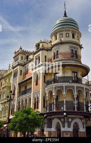 Le bâtiment de l'Adriatique du néo mudéjar d'architecture sur Consititution Avenue à Séville Espagne Banque D'Images