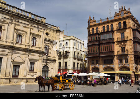 La calèche à côté de l'Hôtel de Ville sur la Plaza de San Francisco Seville Espagne Banque D'Images