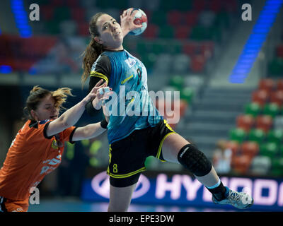 Lubin, Pologne. 17 mai, 2015. Dernier match de PGNiG Polish Cup Femmes dans le handball. Correspondance entre KGHM Metraco Zaglebie Lubin - Vistal Gdynia 18:26. En action Monika Kobylinska Dziurman Crédit : Piotr/Alamy Live News Banque D'Images