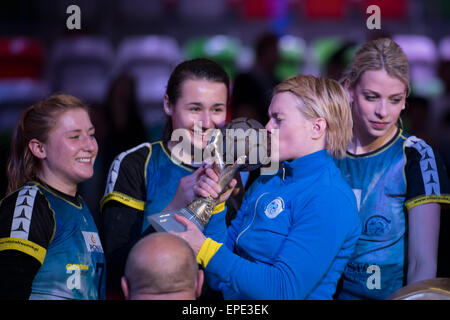 Lubin, Pologne. 17 mai, 2015. Dernier match de PGNiG Polish Cup Femmes dans le handball. Correspondance entre KGHM Metraco Zaglebie Lubin - Vistal Gdynia 18:26.Équipe de Vistal Gdynia après match gagnant Crédit : Piotr Dziurman/Alamy Live News Banque D'Images