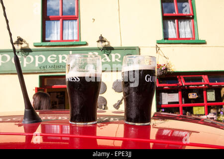 L'alcool, deux, pintes,avoir,a,pinte pinte,,de,l'extérieur,Guinness,Pepper's Bar Feakle,musique,Festival,folk,violon,août.Le comté de Clare, Irlande,europe,St Patrick Banque D'Images