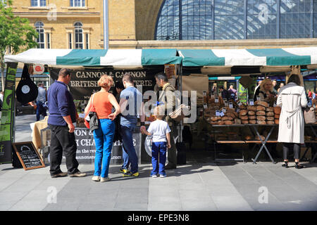 Le vrai marché alimentaire sur Kings Cross place en face de la gare, sur Euston Road, North London, England, UK Banque D'Images