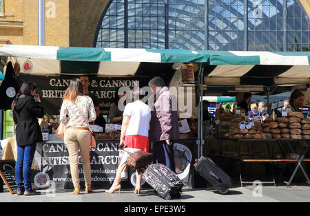 Le vrai marché alimentaire sur Kings Cross place en face de la gare, sur Euston Road, North London, England, UK Banque D'Images