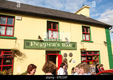 Pepper's Bar à l'extérieur. Du violon et de la musique irlandaise fans du monde entier viennent à jouer dans un petit village dans la campagne de l'Ir Banque D'Images