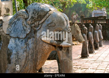 Éléphant statue en jardins du temple, Hue, Vietnam. Banque D'Images