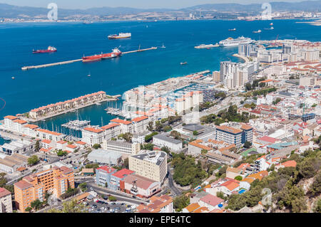 Vue panoramique depuis le haut sur la ville de Gibraltar Banque D'Images