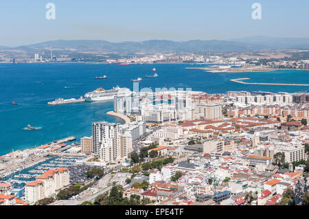 Vue panoramique depuis le haut sur la ville de Gibraltar Banque D'Images