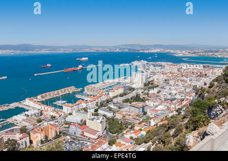 Vue panoramique depuis le haut sur la ville de Gibraltar Banque D'Images