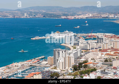 Vue panoramique depuis le haut sur la ville de Gibraltar Banque D'Images