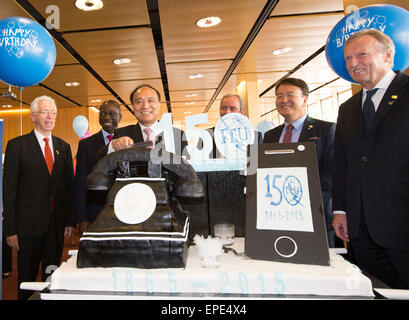 Genève, Suisse. 17 mai, 2015. Houlin Zhao (3L), Secrétaire général de l'Union internationale des télécommunications (UIT), coupe un gâteau lors de la cérémonie d'ouverture de la célébration du 150e anniversaire de l'UIT à Genève, Suisse, le 17 mai 2015. © Xu Jinquan/Xinhua/Alamy Live News Banque D'Images