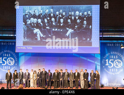 Genève, Suisse. 17 mai, 2015. Des représentants posent pour une photo de famille au cours de la cérémonie du 150e anniversaire de l'Union internationale des télécommunications (UIT) à Genève, Suisse, le 17 mai 2015. © Xu Jinquan/Xinhua/Alamy Live News Banque D'Images