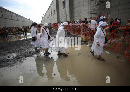 La ville de Panama, Panama. 17 mai, 2015. Les résidents prennent part à une tournée sur le projet d'agrandissement du canal du Panama, à Panama City, capitale du Panama, le 17 mai 2015. Selon la presse locale, les résidents et les touristes ont assisté à des visites guidées dans le projet d'expansion, par l'Autorité du Canal de Panama, le dimanche pour la première fois. © Mauricio Valenzuela/Xinhua/Alamy Live News Banque D'Images