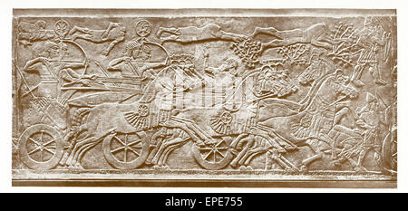 Cette plaque de marbre montre le cheval dans la guerre. La figure royale est roi assyrien Assurnazirpal II (mort c. 860 avant J.-C.) et son armée avance contre une ville assiégée. Un bélier est dessiné sur un six-chariot à roues. La dalle est d'Assurnazirpal II'S N.W. palace à Nimrud (ancienne Kalhu) dans l'actuel Iraq. Il est actuellement au British Museum. Banque D'Images