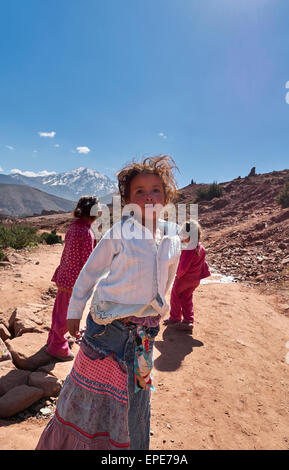 Les jeunes enfants berbères dans les montagnes de l'Atlas, Maroc, Banque D'Images