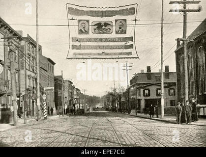 Albany Street, de la rue George, à la recherche du Nord. New Brunswick, NJ, vers 1904. Theodore Roosevelt et Charles Fairbanks Bannière de la campagne Banque D'Images