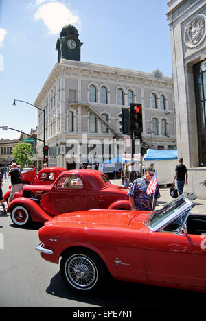 Petaluma, Californie, USA. 17 mai, 2015. les visiteurs à Amelrican Classic Car Show à Petaluma en Californie regarder automobiles et camions sur l'affichage au centre-ville. Credit : Bob Kreisel/Alamy Live News Banque D'Images
