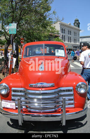 Petaluma, Californie, USA. 17 mai, 2015. vistor à classic american car show à Petaluma vues 1950 Chevy au cours de la 10e édition de la Salute to American Graffiti Crédit : Bob Kreisel/Alamy Live News Banque D'Images