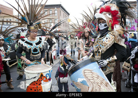 Danseurs aztèques à la fête de la Vierge de Guadalupe à Brooklyn, New York, 2012. Banque D'Images