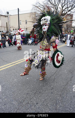 Danseurs aztèques à la fête de la Vierge de Guadalupe à Brooklyn, New York, 2012. Banque D'Images