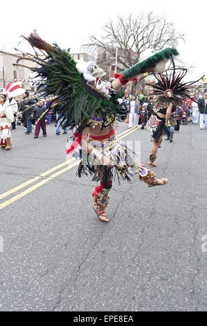 Danseurs aztèques à la fête de la Vierge de Guadalupe à Brooklyn, New York, 2012. Banque D'Images