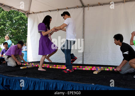 Tinikling (danse folklorique Philippine) Les artistes interprètes ou exécutants sur scène - National Asian Heritage Festival, Washington, DC, USA Banque D'Images